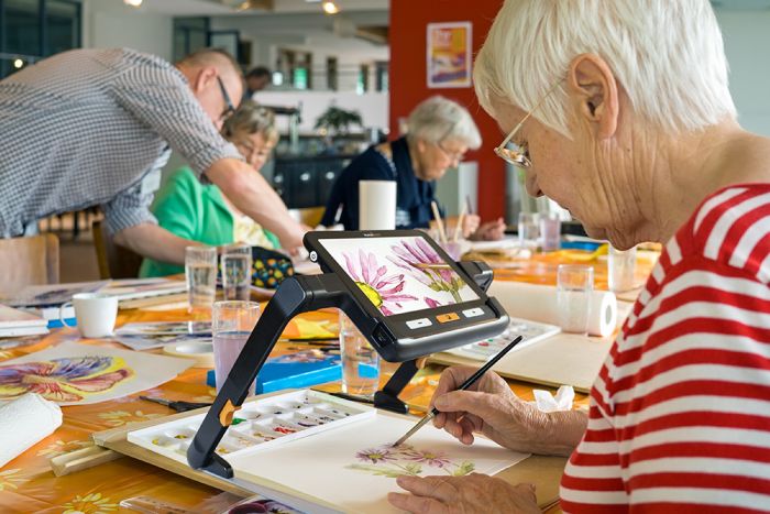 Humanware - explorē 8 kit – Handheld video magnifier and stand